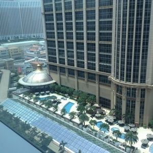 Meet your Posher, Hala